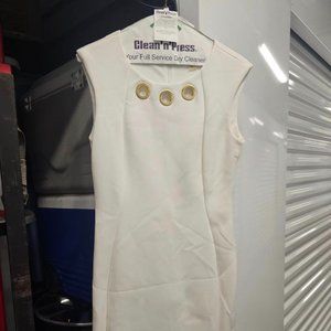 The Calvin Klein Cream Sleeveless Dress epitomizes modern sophistication. Featur